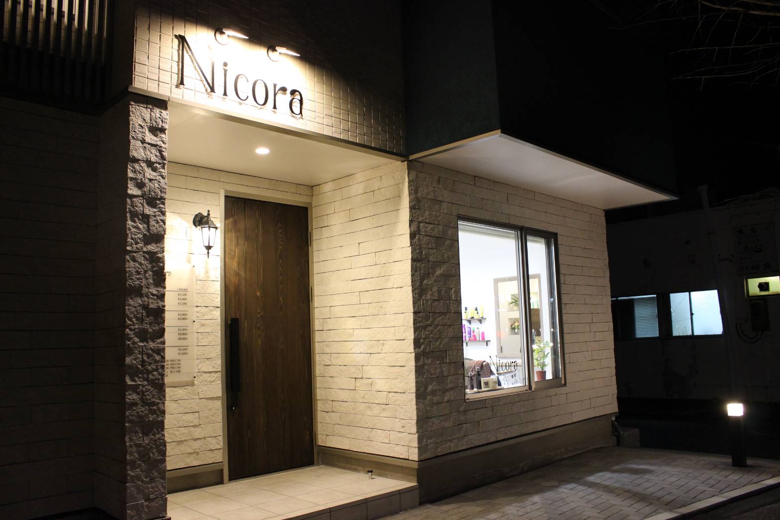 夜の灯りがともるNicoraの外観